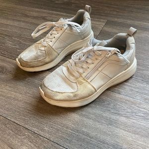 🌺 White sneakers VIONIC